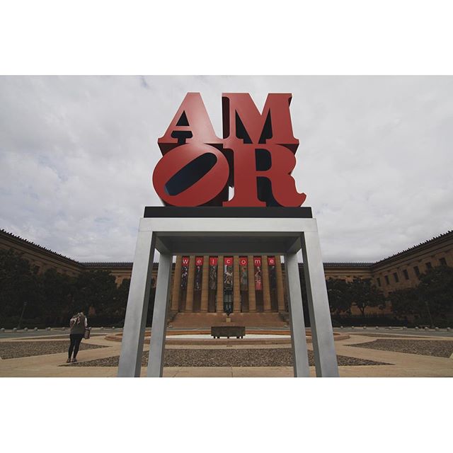 This morning, in honor of the Papal visit, the @PhilaMuseum and the @assocPublicArt installed #RobertIndiana's "Amor" on the Museum's East Terrace. With #Philly's iconic "Love" sculpture just at the other end of the Parkway, the two will effectively sandwich our temporary visitors in love... Very cute, y'all.